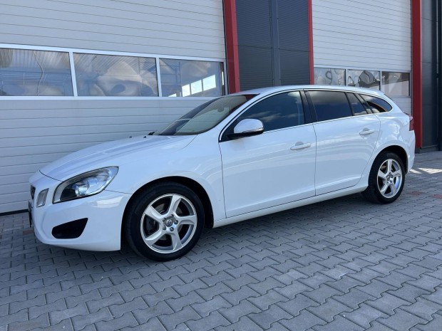 Volvo V60 2.0 D [D3] Momentum Geartronic Navi/T...